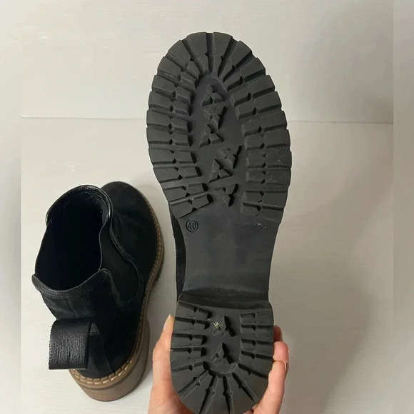 BTU by Bertuchi Lug Sole Black Suede Leather Boots Size 9 - Picture 9 of 13